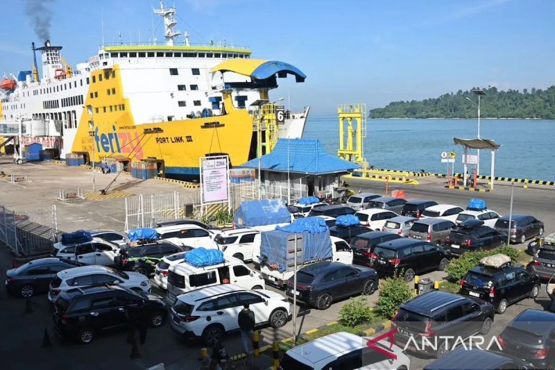 Kemenhub minta kapal jaga jarak radius 3 km dari Gunung Anak Krakatau