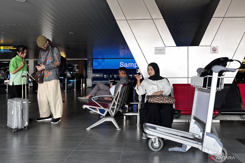 Delapan penerbangan terdampak di Bandara Husein akibat abu vulkanik